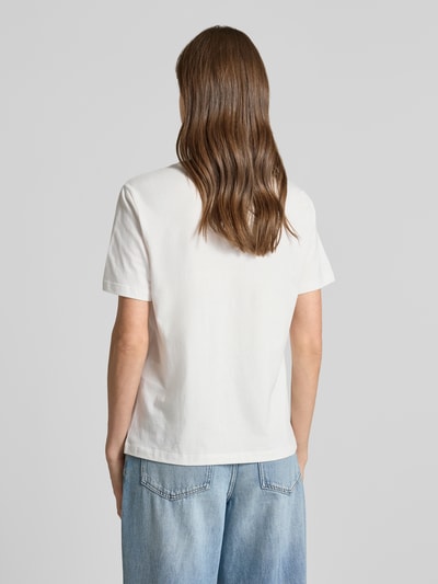 Frauenmodel trägt Damen T-Shirt mit Rundhalsausschnitt Modell 'SYBILLA' von Vila, Reine Baumwolle, Regular-Fit, Stitching, Rückenlänge 60 cm, Ganzkörperansicht Rückansicht.