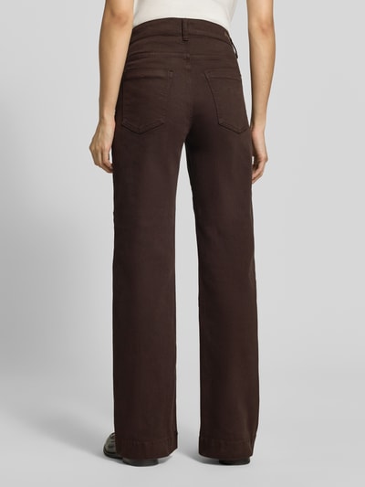 Frauenmodel trägt dunkelbraune Wide & Loose Fit Jeans aus Baumwoll-Mix Modell 'Maine' von Brax, Damen Wide & Loose Fit Jeans, Ganzkörperansicht Rückansicht.