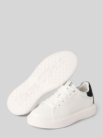 Produktfoto, Low Top Sneaker aus echtem Rindsleder von Marc O'Polo in Weiß mit unifarbener Optik, runder Schuhspitze, Label Print, flachem Absatz und profilierter Sohle.