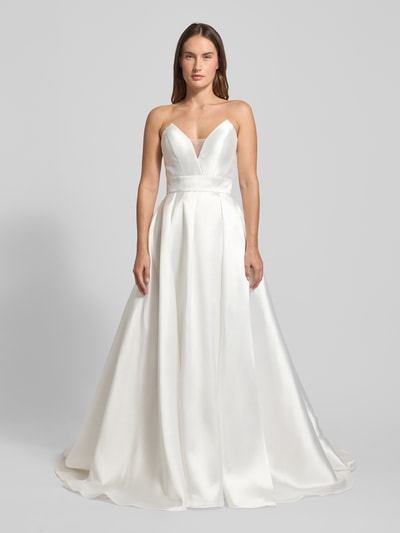 Kobiecy model nosi Regular Fit Brautkleid mit Zierknopfleiste von Luxuar, satyna, taliowany krój, bez rękawów, ozdobna listwa guzikowa, zamek błyskawiczny, plisowania, długość tyłu 202 cm, szerokość klatki piersiowej 33 cm, widok na całą sylwetkę z przodu.