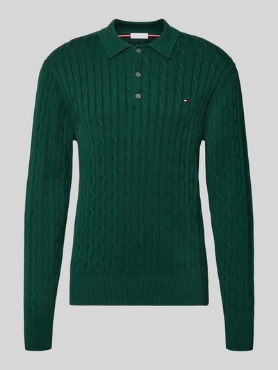 Produktfoto, Regular Fit Pullover aus reiner Baumwolle von Tommy Hilfiger in Dunkelgrün mit Zopfmuster und strukturierter Oberfläche.