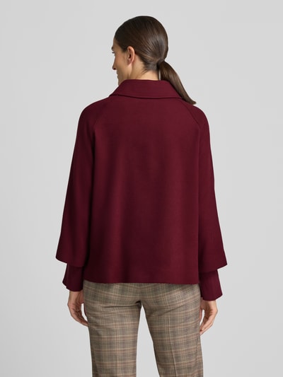 Männermodel trägt Jacke mit Viskose-Anteil von MORE, bordeauxrot, elastische mieszanka materiałów, prosty krój, wykładany kołnierz, rękawy z prążkowanymi zakończeniami, listwa guzikowa 2-rzędowa, długość tyłu w rozmiarze 36: 64 cm, szerokość ramion w rozmiarze 36: 41 cm, szerokość klatki piersiowej w rozmiarze 36: 55 cm, długość rękawów w rozmiarze 36: 61 cm, widok całej sylwetki od tyłu