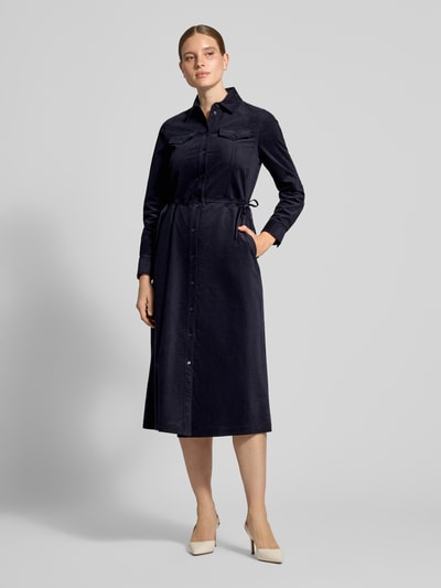 Vrouwenmodel draagt Regular Fit midi-jurk uit katoenmix in corduroy look van Marc Cain, donkerblauw, platte kraag, borstzakken, volledig knoopsluiting, lange mouwen, gladde textuur, vooraanzicht in volledige lengte, Ruglengte maat 36: 128 cm, Borstwijdte maat 36: 51 cm, Mouwlengte maat 36: 63 cm