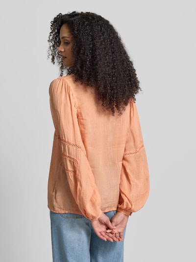Frauenmodel trägt Relaxed Fit Bluzka z perforowaniem, stójką, listwą guzikową, długim rękawem od JAKE*S STUDIO WOMAN, długość tyłu 25 cm, rękawy 25 cm, widok całej sylwetki z tyłu.