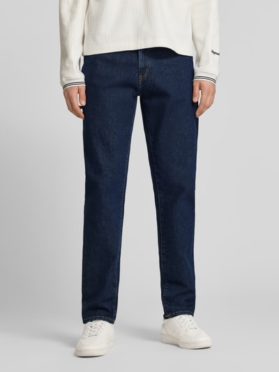 Mężczyzna nosi Straight Fit Jeans im 5-Pocket-Design model 'COSMOS' von Edwin z bawełny, ciemnoniebieskie, szerokość w rozmiarze 32/32: 43 cm, długość wewnętrzna nogawki 81 cm, przód, pełny widok.