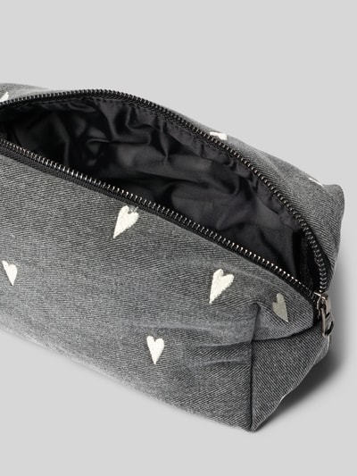 Produktfoto, Fanny Pack aus reiner Baumwolle mit Logo-Patch von Studio Noos, grauer Stoff, weiße Herz-Stitchings, Reißverschluss, sichtbares Hauptfach, rechteckige Form, weiche Textur, Maße ca. 24x11x9 cm