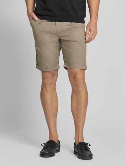 Männermodel trägt Chino Shorts mit Gesäßleistentaschen von Lerros in Beige, Straight Fit, Baumwoll-Mix, Nahaufnahme Oberschenkel bis Knie.