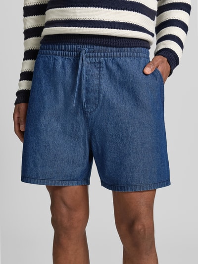 Männermodel trägt Shorts mit elastischem Bund von REVIEW aus Reine Baumwolle, Regular-Fit, Tunnelzug, mittleres Blau, Nahaufnahme Oberkörper.