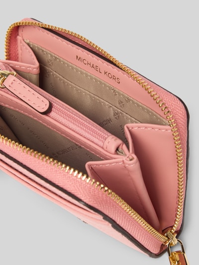 Productfoto, portemonnee uit echt leer Model 'Jet Set' van MICHAEL Michael Kors met hoofvak met ritssluiting, logodetail en steekvak, damesaccessoire in lichtroze met gouden ritssluiting, gestructureerd oppervlak, context: dames portemonnee van MICHAEL Michael Kors