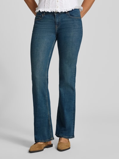 Vrouwenmodel draagt blauwe Flared Fit jeans uit katoenmix Model 'Texas' van JJXX, 5-pocketmodel, knoop- en ritssluiting, binnenbeenlengte 80 cm, bandwijdte 38 cm, Ganzkörperansicht von voren.