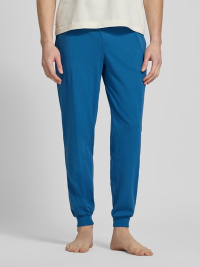 Männermodel trägt Regular Fit Sweatpants aus Baumwoll-Mix von BOSS, Optik: Unifarben, Passform: Regular-Fit, Ganzkörperansicht von vorne.