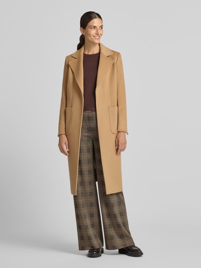 Frauenmodel trägt Regular Fit Mantel aus reiner Baumwolle Modell 'RUNAWAY' von MAX&Co., sandfarben, weiche Textur, Ganzkörperansicht von vorne, Damen Mantel von MAX&Co.