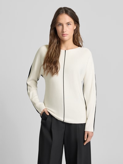Frauenmodel trägt Regular Fit Pullover aus Viskose-Mix Modell 'Dezember' von More & More, U-Boot-Ausschnitt, Strick-Optik, Vorderansicht Oberkörper