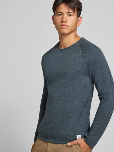 Männermodel trägt Regular Fit Pullover aus reiner Baumwolle Modell 'Hill' von JACK & JONES, Strick-Optik in Dunkelgrau, Rundhalsausschnitt, Nahaufnahme Oberkörper.