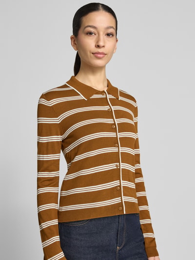 Frauenmodel trägt Cardigan mit Polokragen und Knopfleiste von Mango aus Baumwoll-Viskose-Mix, Körpernaher-Schnitt, Gerippte-Abschlüsse, Ganzkörperansicht von vorne.
