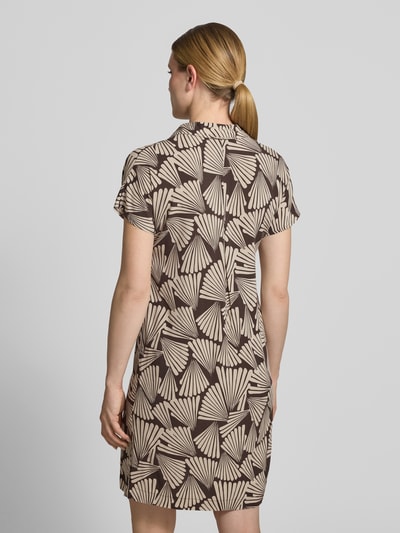 Frauenmodel trägt Knielanges Kleid aus Viskose mit Umlegekragen von Betty Barclay, Straight Fit, grafisches Muster, Rückenlänge 77 cm, Ganzkörperansicht Rückansicht.
