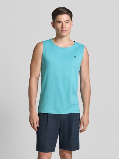 Männermodel trägt Tanktop mit Rundhalsausschnitt und Logo-Print von Lerros in Türkis, Reine Baumwolle, Regular-Fit, Ganzkörperansicht von vorne. Rückenlänge bei Größe M: 69 cm.