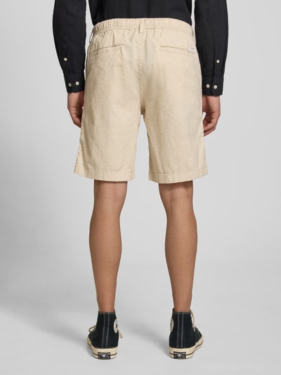 Männermodel trägt Shorts mit Tunnelzug Modell 'JAIDEN' von Jack & Jones aus Baumwoll-Leinen-Mix in Regular-Fit, Ganzkörperansicht Rückansicht.