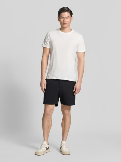 Männermodel trägt Shorts mit französischen Eingrifftaschen von GAP, Baumwoll-Mix, Straight Fit, dunkel, Ganzkörperansicht von vorne.