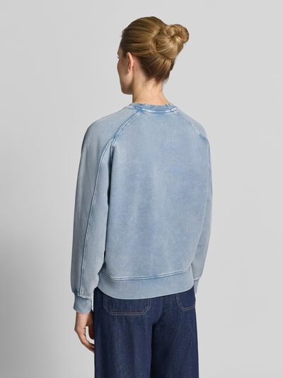 Vrouwenmodel draagt dames sweatshirt van puur katoen, regular fit, model 'KOLIJA' van Drykorn in lichtblauw, volledige achteraanzicht