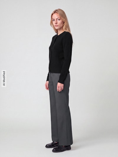 Kobiece modelka nosi czarny kardigan rozpinany z dodatkiem wełny Regular Fit Strickjacke mit Woll-Anteil model 'MALOU' od PIECES, widok całej sylwetki z przodu, obraz KI-modifiziertes Bild.