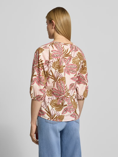 Frauenmodel trägt Regular Fit Bluse mit floralem Allover-Print von Soyaconcept aus Reine Baumwolle, Ganzkörperansicht Rückansicht.