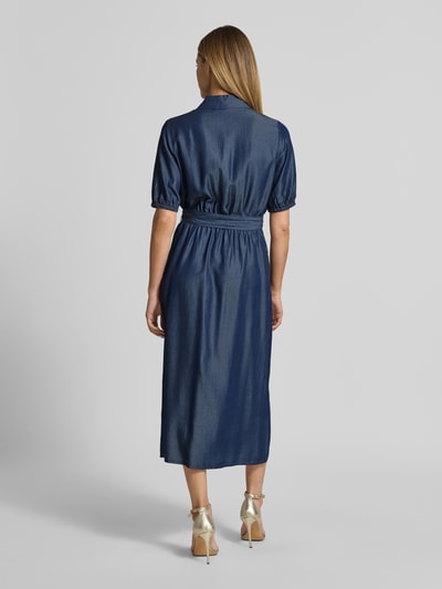 Frauenmodel trägt Tailliertes Freizeitkleid aus reinem Lyocell von s.Oliver BLACK LABEL in Denim-Optik, mittlere Länge, Twill-Struktur, Kurzarm, Rückansicht Ganzkörperansicht.