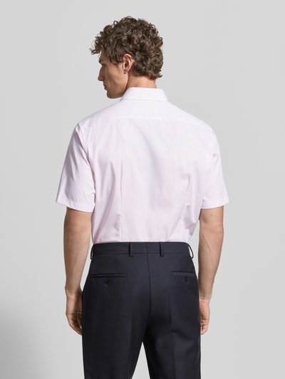 Männermodel trägt Modern Fit Business-Hemd mit Brusttasche von OLYMP in Hellrosa mit feinen Streifen aus Reine Baumwolle, Ganzkörperansicht Rückansicht. Kentkragen, Knopfleiste, Logo-Stitching, abgerundeter Saum, Rückenlänge 79 cm, Schulterbreite 45 cm, Ärmellänge 28 cm.