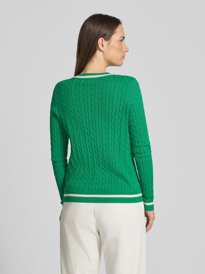Vrouwenmodel draagt Slim Fit Longsleeve in Strick-Optik van Christian Berg Woman, groen, katoenmix, v-hals, elastische boorden, ruglengte 58 cm, mouwlengte 63 cm. Volledige lichaamsaanzicht achterzijde.