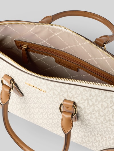 Produktfoto, Handtasche mit Logo-Applikation Modell 'Murphy' von MICHAEL Michael Kors, beżowy materiał z nadrukiem logo, brązowe paski, suwaki, kontekst: damska torebka z główną komorą na suwak, odpinane uchwyty, kieszeń wewnętrzna na zamek, szerokość w rozmiarze 1: 40 cm, długość: 26 cm, głębokość: 12 cm, długość paska na ramię: 120 cm