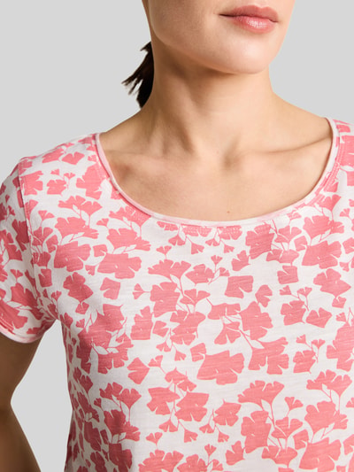 Frauenmodel trägt Relaxed Fit T-Shirt aus reiner Baumwolle von Tom Tailor, Optik:Allover-Muster, Rundhals, Kurzarm, Rollsaum, Nahaufnahme Oberkörper