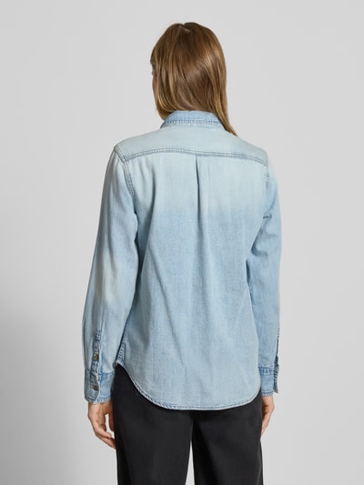 Frauenmodel trägt Regular Fit Jeansbluse mit Brusttaschen und Label-Detail von Guess, reine Baumwolle, hellblaue Jeans-Optik, Ganzkörperansicht Rückansicht