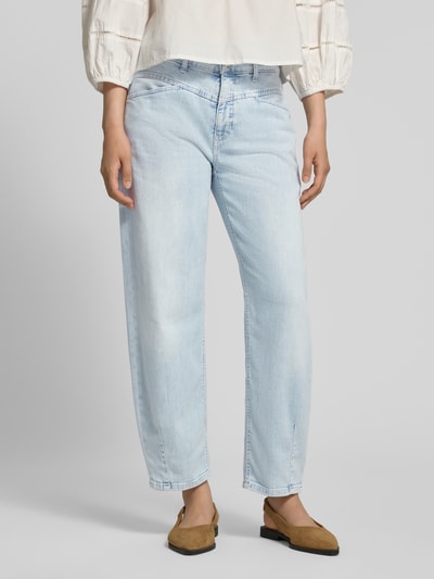 Kobieta nosi Regular Fit Barrel Jeans aus Baumwoll-MIx Modell 'ELIN' od Cambio, jasnoniebieski denim, widok całej sylwetki z przodu, damskie jeansy barrel marki Cambio