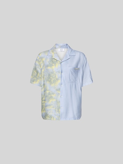 Produktfoto, Relaxed Fit Freizeithemd aus Viskose-Mix von MAISON KITSUNÉ, halb gelb gemustert, halb hellblau, durchgehende Knopfleiste, Brusttasche, kurzärmelig