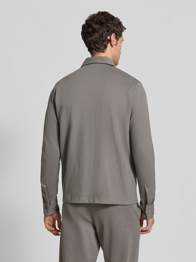 Mężczyznamodel nosi Regular Fit Hemdjacke aus Baumwoll-Mix von Marc O'Polo, bluza rozpinana, jednolity szary kolor, widok z tyłu, Ganzkörperansicht Rückansicht.