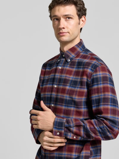 Męski model prezentuje Regular Fit Freizeithemd mit Button-Down-Kragen od MCNEAL, wzór na całej powierzchni, wyhaftowane logo, listwa guzikowa, długość tyłu w rozmiarze M 75 cm, szerokość w rozmiarze M 47 cm, długość rękawów w rozmiarze M 66 cm, koszula casualowa, kolor bordowy i niebieski, tekstura miękka, nahaufnahme górnej części ciała.