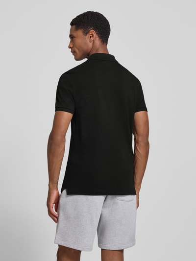 Męski model nosi Slim Fit Poloshirt aus reiner Baumwolle od Lacoste, czarny kolor, gładka tekstura, widok z tyłu, Ganzkörperansicht Rückansicht