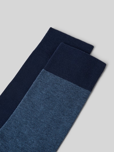 Produktfoto, Socken mit Label-Detail im 2er-Pack von Christian Berg Men, Herren Socken aus Baumwoll-Mix mit Stretch-Anteil und elastischen Abschlüssen, verschiedene Blautöne, strukturierte Oberfläche