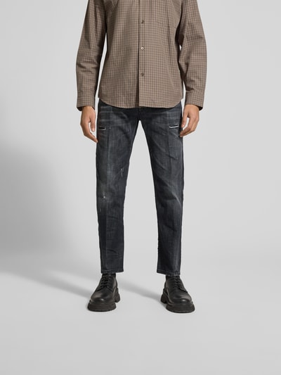 Männermodel trägt Slim Fit Jeans aus Baumwoll-Mix von Dsquared2 im Destroyed-Look, dunkle Farbe, 5-Pocket-Design, Ganzkörperansicht von vorne.