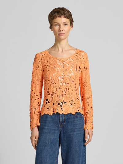 Frauenmodel trägt Strickshirt mit Häkelspitze Modell 'Cornelly' von monari, orange, Rundhalsausschnitt, Baumwoll-Mix, Ganzkörperansicht von vorne.