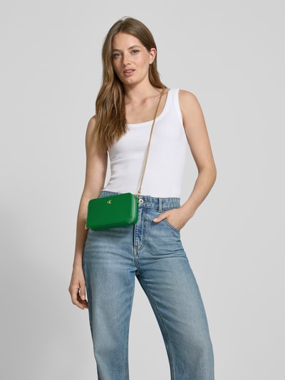CK Calvin Klein Torebka na długim pasku z detalem z logo Zielony 1