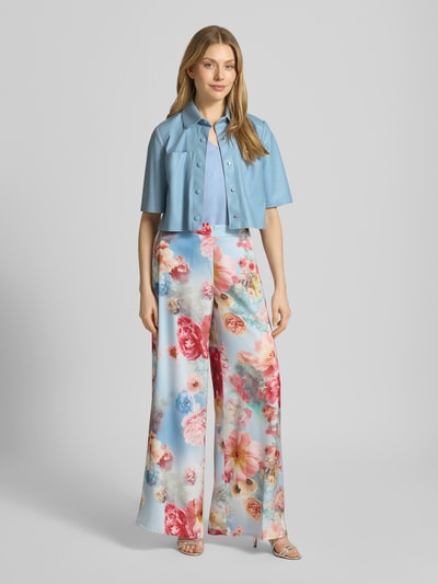 Vrouwenmodel draagt Cropped Blusenshirt mit 1/2-Arm van V by Vera Mont, recht model, cropped fit, Kent-kraag, drukknoopsluiting, half lange mouwen, ruglengte bij maat 36: 45 cm, lichtblauw met gladde textuur, gecombineerd met bloemenbroek, volledige lichaamsaanzicht van voren