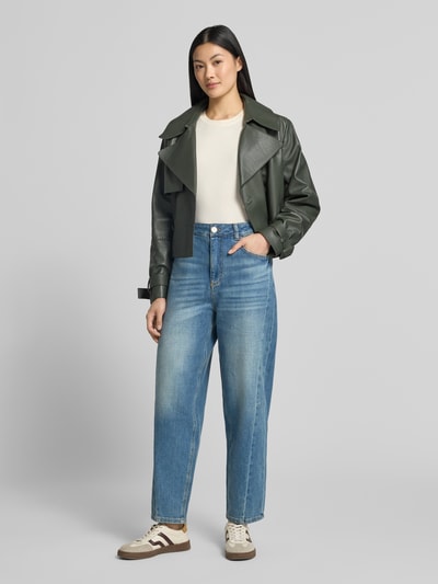 Kobiece modelki nosi jeansy aus Baumwoll-Mix in verkürzter Passform von Lanius, krój tapered fit, 5 kieszeni, zapięcie na guzik i zamek błyskawiczny, szerokość w rozmiarze 36: 38 cm, długość wewnętrzna nogawki w rozmiarze 36: 73 cm, niebieski kolor, prosta tekstura, całkowity widok z przodu.