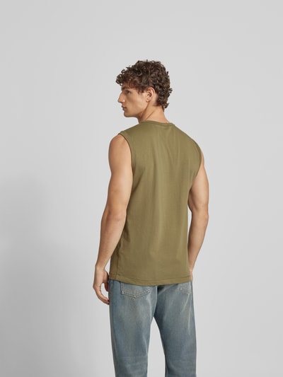 Männermodel trägt Tanktop mit Label-Detail von Diesel in Olivgrün aus reiner Baumwolle, Regular-Fit, gerippte Abschlüsse, Rückenlänge 68 cm, Ganzkörperansicht Rückansicht.