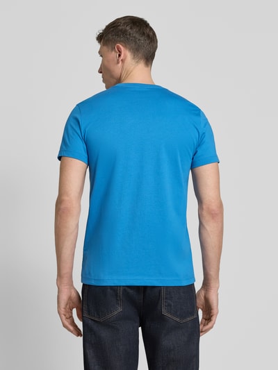 Männermodel trägt Slim Fit T-Shirt mit Rundhalsausschnitt von PAUL SMITH in Blau, Reine Baumwolle, Stitching, Rückenlänge 69 cm, Ganzkörperansicht Rückansicht.