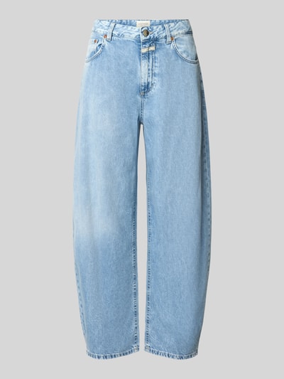 Produktfoto, Barrel Fit Jeans mit Label-Detail Modell 'JAZZIE' von Closed aus reiner Baumwolle in hellblauem Denim, sichtbare Eingrifftaschen, glatte Textur