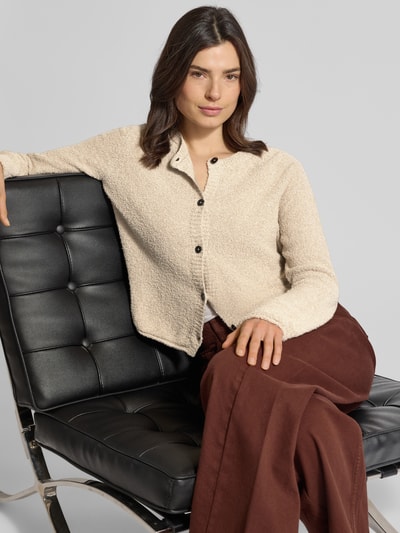Frauenmodel trägt Regular Fit Strickjacke aus Baumwoll-Mix von Marc O'Polo, Optik: Unifarben, Frottee-Textur, einreihige Knopfleiste, Rundhals, Ganzkörperansicht von vorne.