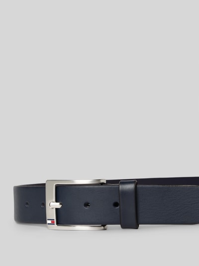 Produktfoto, New Aly Ledergürtel von Tommy Hilfiger aus grob genarbtem Echtleder in Dunkelblau, Logo-Print Dornschließe, Gürtelbreite: 3,5 cm