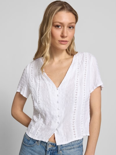 Frauenmodel trägt Slim Fit Bluse mit V-Ausschnitt von Jake*s Casual aus Reine Baumwolle, weiße Farbe, Knopfleiste, Nahaufnahme Oberkörper.