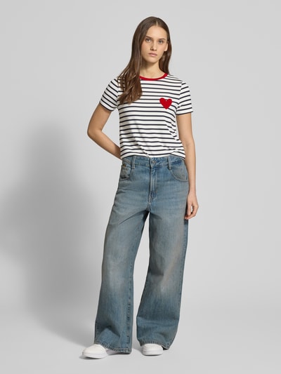 Frauenmodel trägt Regular Fit T-Shirt aus Viskose-Mix Modell 'HEART LIFE' von Only, Allover-Muster, Frottee-Besatz, Ganzkörperansicht von vorne.